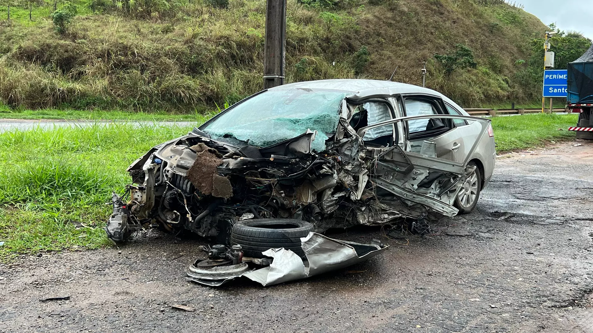 Carro roda na pista e atinge carreta dos Correios na BR-040 em Santos Dumont